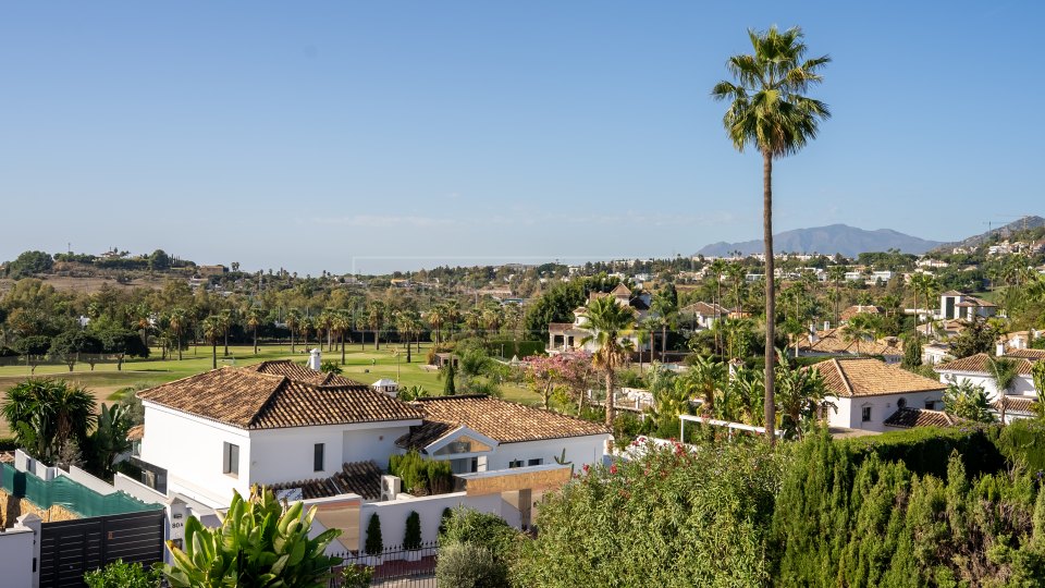Nueva Andalucia, Villa de quatre chambres à Nueva Andalucía Marbella à vendre, propriété dans la Golf Valley avec piscine et terrasse