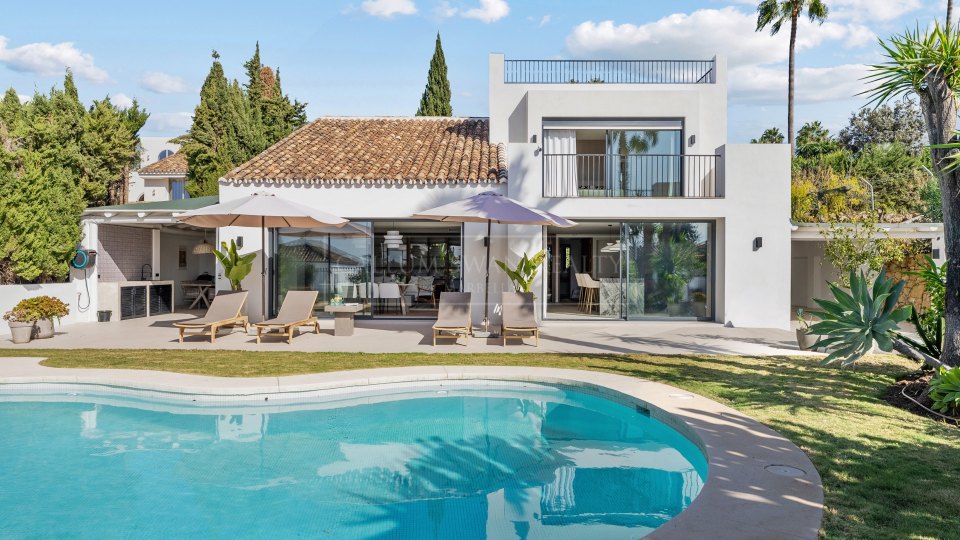 Nueva Andalucia, Villa de cuatro dormitorios en Nueva Andalucía Marbella en venta, propiedad en Golf Valley con piscina y terraza