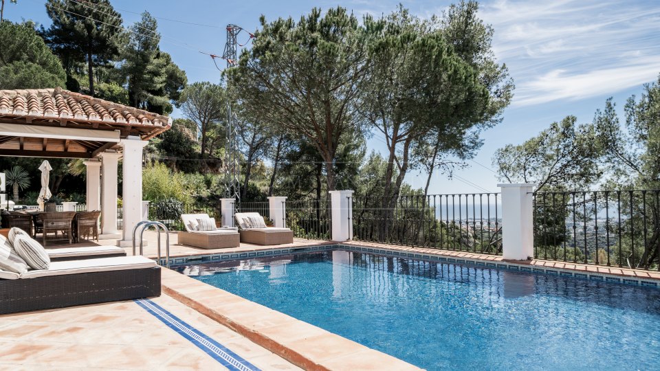 Benahavis, Encantadora villa de cuatro dormitorios con vistas al mar en venta en El Madroñal, Benahavís
