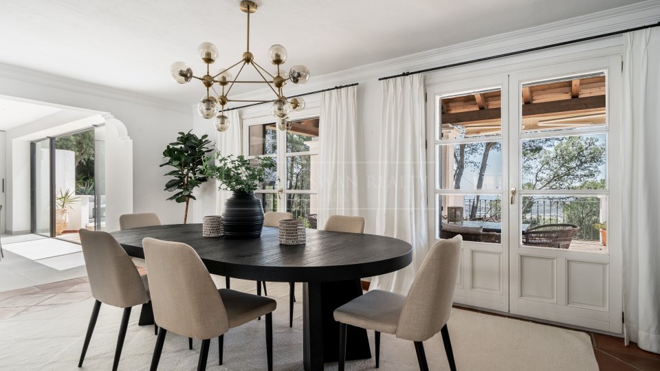 Benahavis, Encantadora villa de cuatro dormitorios con vistas al mar en venta en El Madroñal, Benahavís