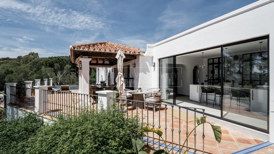 Benahavis, Encantadora villa de cuatro dormitorios con vistas al mar en venta en El Madroñal, Benahavís