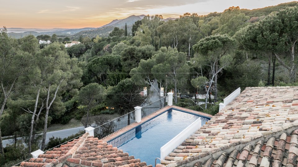 Benahavis, Encantadora villa de cuatro dormitorios con vistas al mar en venta en El Madroñal, Benahavís