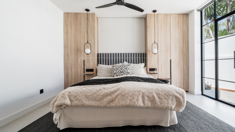 Benahavis, Encantadora villa de cuatro dormitorios con vistas al mar en venta en El Madroñal, Benahavís