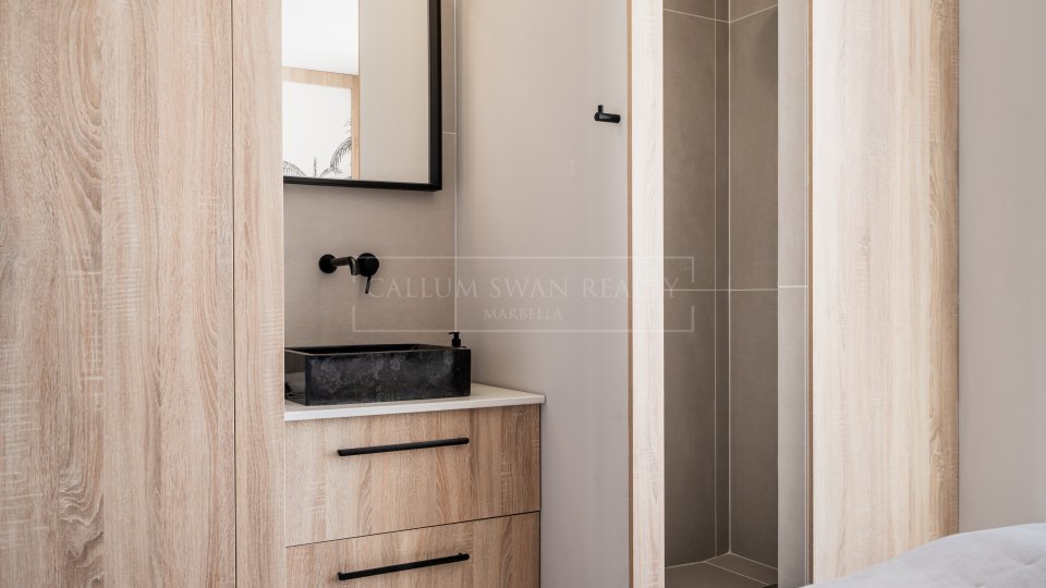 Benahavis, Encantadora villa de cuatro dormitorios con vistas al mar en venta en El Madroñal, Benahavís