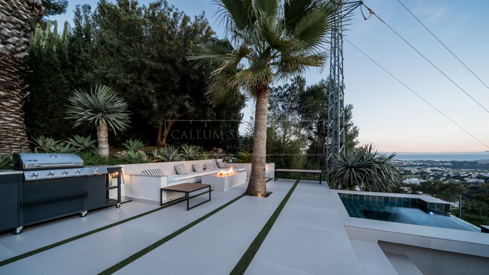 Benahavis, Encantadora villa de cuatro dormitorios con vistas al mar en venta en El Madroñal, Benahavís