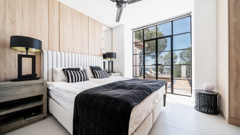 Benahavis, Encantadora villa de cuatro dormitorios con vistas al mar en venta en El Madroñal, Benahavís