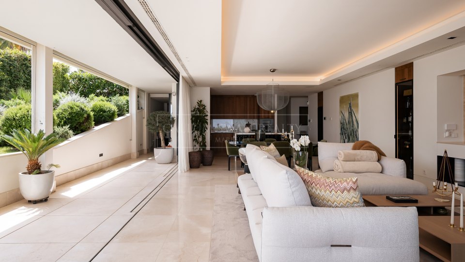 Benahavis, Apartamento de tres dormitorios en venta en La Quinta Benahavís con vistas al mar y amplia terraza