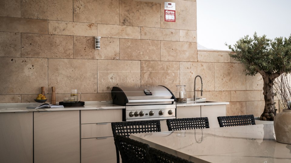 Benahavis, Apartamento de tres dormitorios en venta en La Quinta Benahavís con vistas al mar y amplia terraza