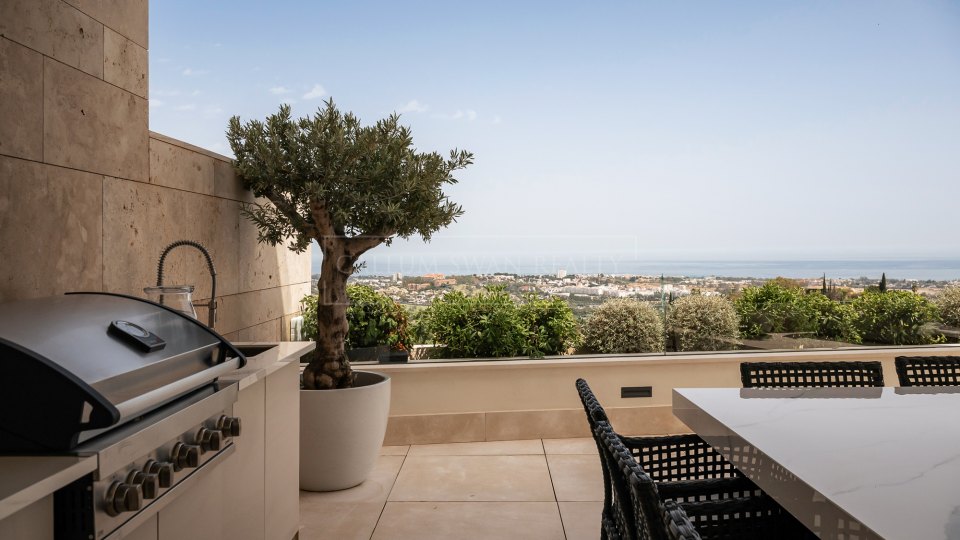 Benahavis, Apartamento de tres dormitorios en venta en La Quinta Benahavís con vistas al mar y amplia terraza