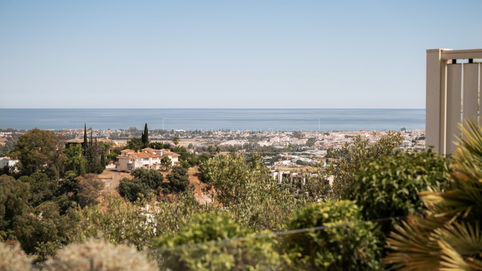 Benahavis, Apartamento de tres dormitorios en venta en La Quinta Benahavís con vistas al mar y amplia terraza