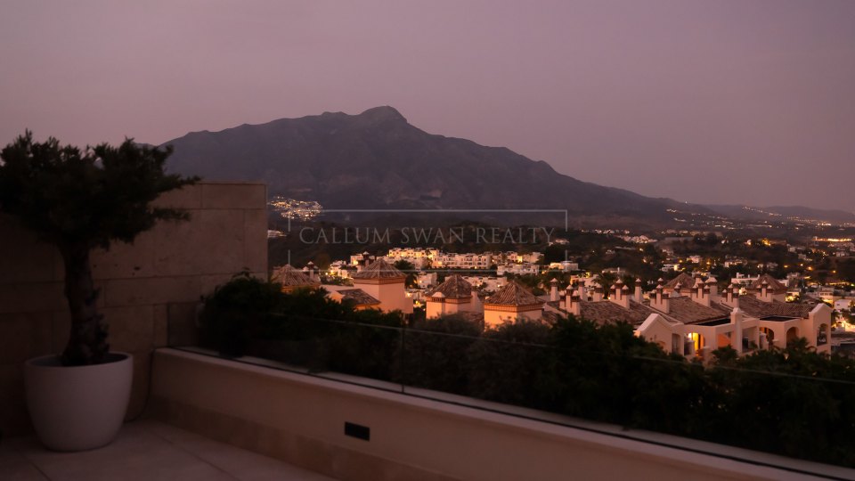 Benahavis, Apartamento de tres dormitorios en venta en La Quinta Benahavís con vistas al mar y amplia terraza