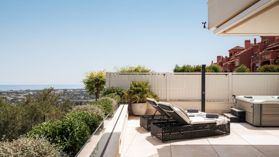 Benahavis, Apartamento de tres dormitorios en venta en La Quinta Benahavís con vistas al mar y amplia terraza