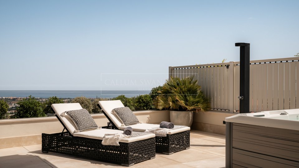 Benahavis, Apartamento de tres dormitorios en venta en La Quinta Benahavís con vistas al mar y amplia terraza