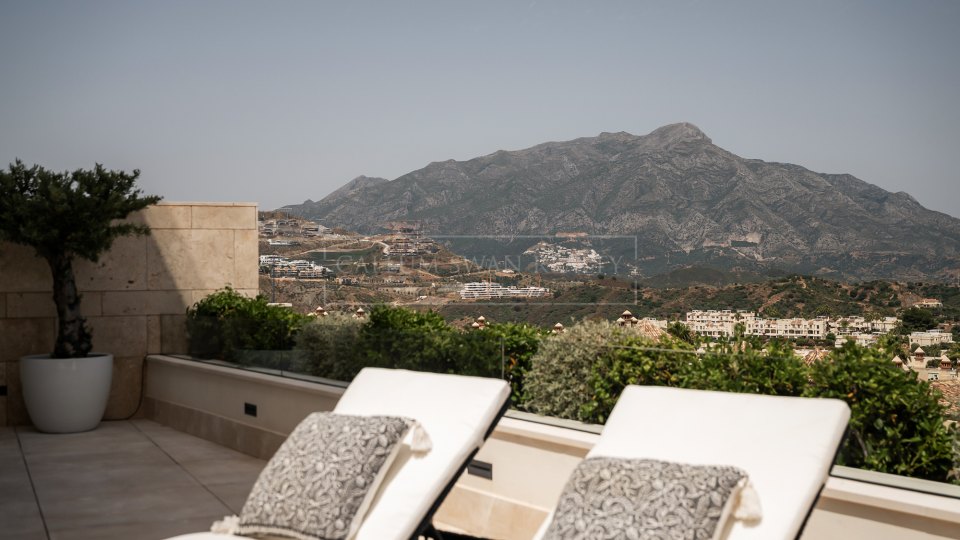 Benahavis, Apartamento de tres dormitorios en venta en La Quinta Benahavís con vistas al mar y amplia terraza