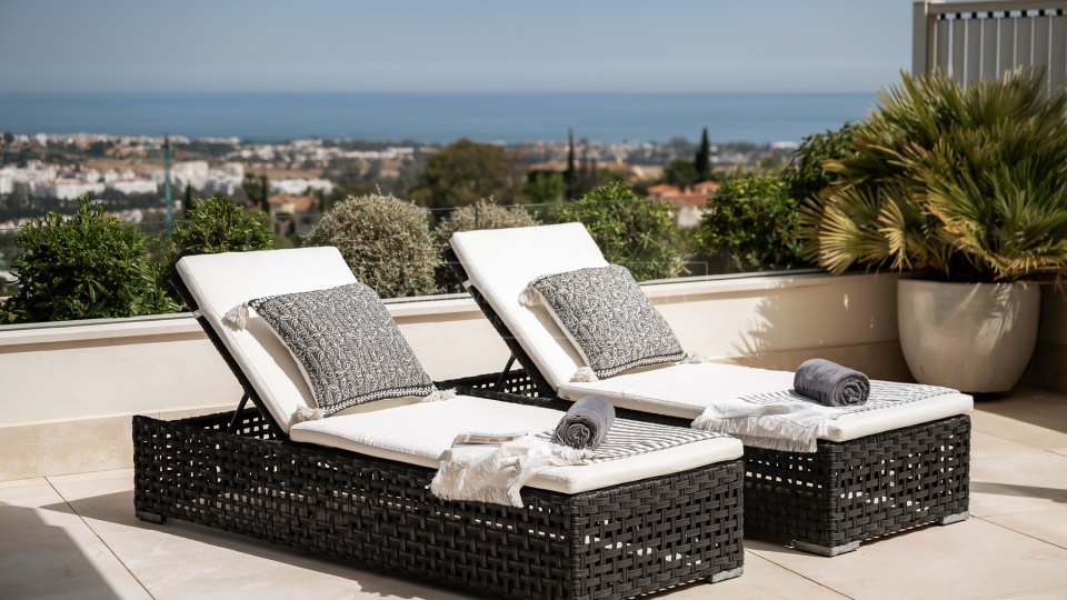 Benahavis, Apartamento de tres dormitorios en venta en La Quinta Benahavís con vistas al mar y amplia terraza