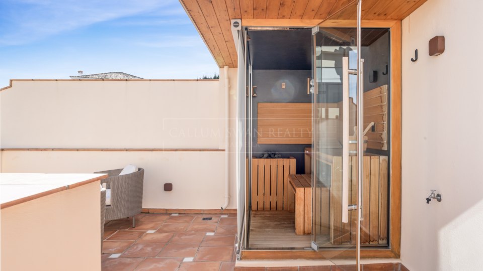 Benahavis, Penthouse quatre chambres avec vue sur la mer et solarium à Los Almendros, Benahavís
