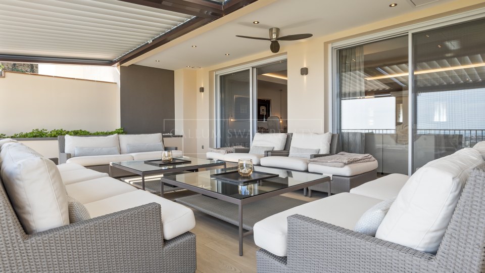 Benahavis, Penthouse quatre chambres avec vue sur la mer et solarium à Los Almendros, Benahavís