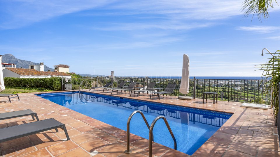 Benahavis, Penthouse quatre chambres avec vue sur la mer et solarium à Los Almendros, Benahavís