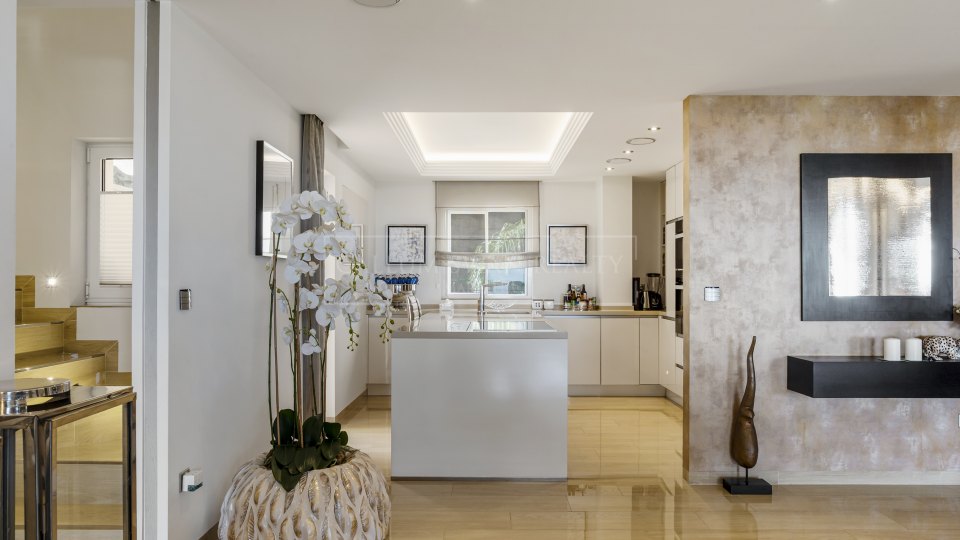 Benahavis, Penthouse quatre chambres avec vue sur la mer et solarium à Los Almendros, Benahavís