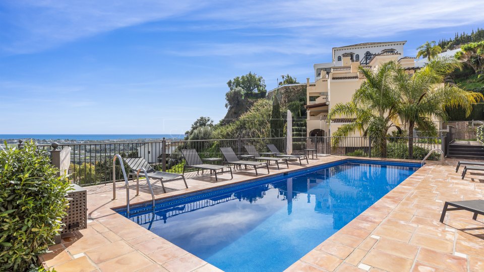 Benahavis, Penthouse quatre chambres avec vue sur la mer et solarium à Los Almendros, Benahavís