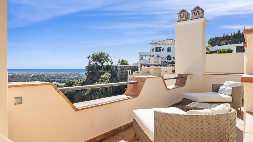 Benahavis, Penthouse quatre chambres avec vue sur la mer et solarium à Los Almendros, Benahavís