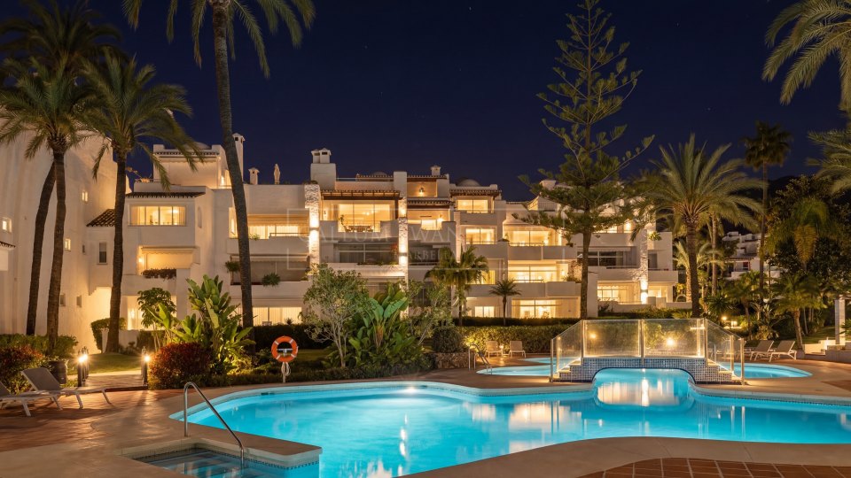 Marbella Golden Mile, Penthouse duplex en front de mer à vendre à Alhambra del Mar, Marbella