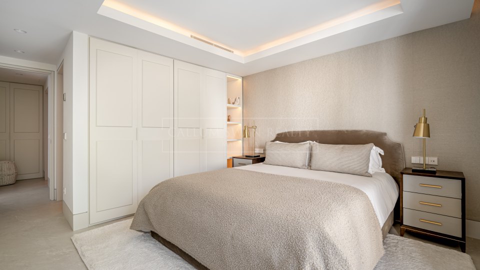 Marbella Golden Mile, Penthouse duplex en front de mer à vendre à Alhambra del Mar, Marbella