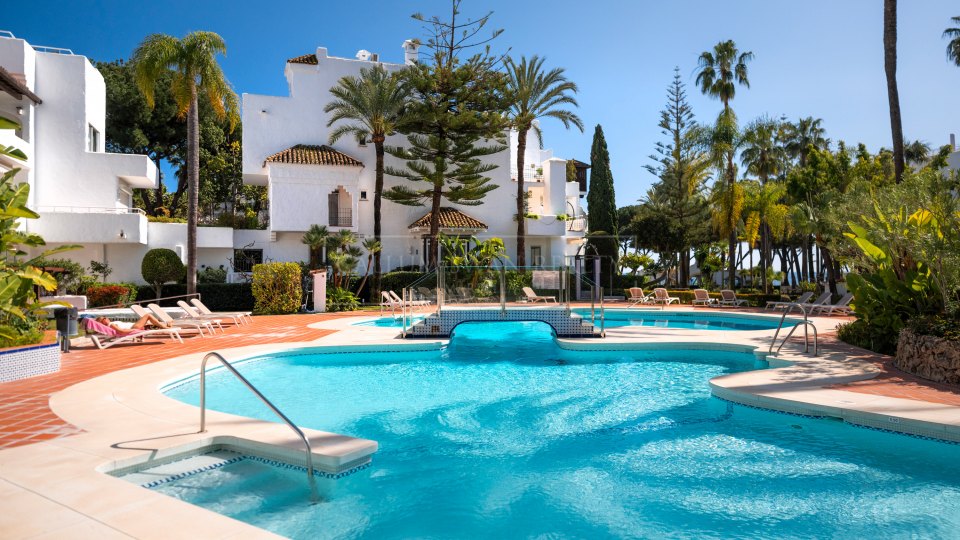 Marbella Golden Mile, Penthouse duplex en front de mer à vendre à Alhambra del Mar, Marbella