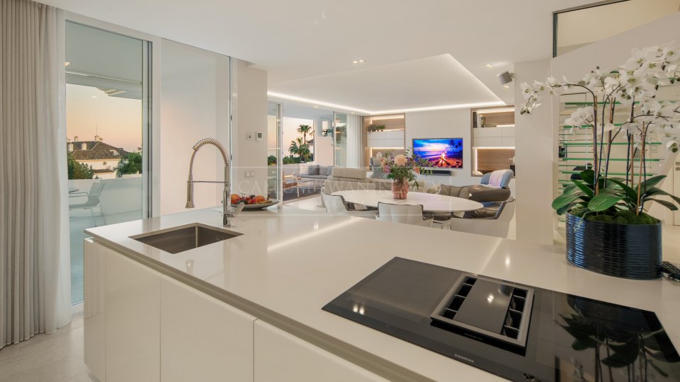 Marbella Golden Mile, Contemporary Three-Bedroom Duplex Penthouse for Sale in Monte Paraiso, Marbella Golden Mile