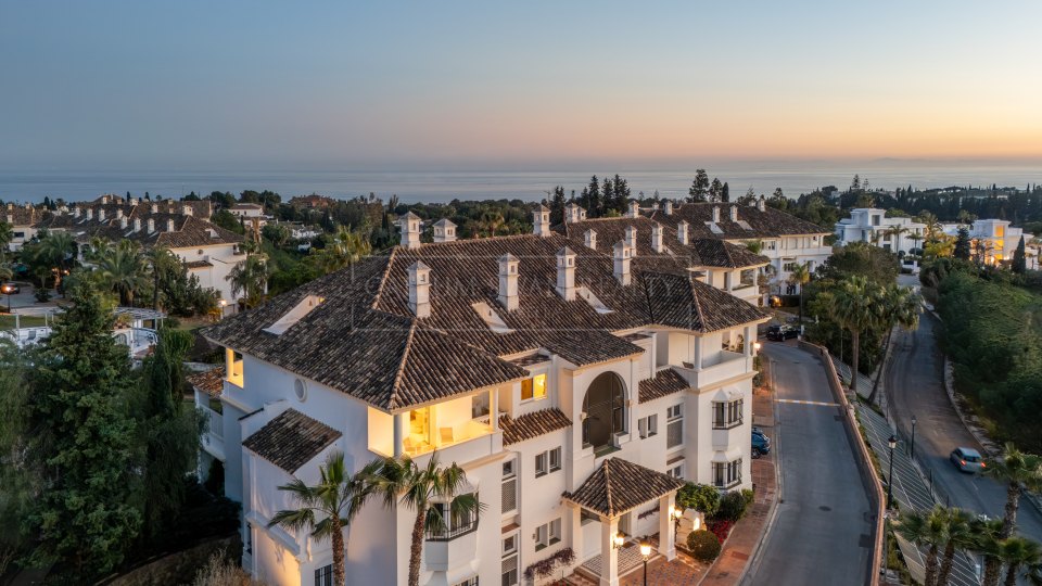 Marbella Golden Mile, Contemporary Three-Bedroom Duplex Penthouse for Sale in Monte Paraiso, Marbella Golden Mile
