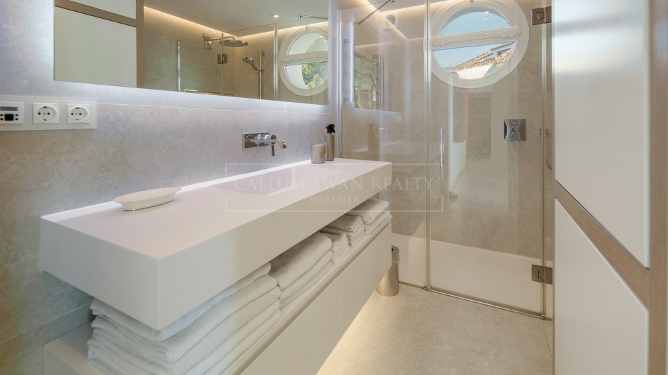 Marbella Golden Mile, Contemporary Three-Bedroom Duplex Penthouse for Sale in Monte Paraiso, Marbella Golden Mile