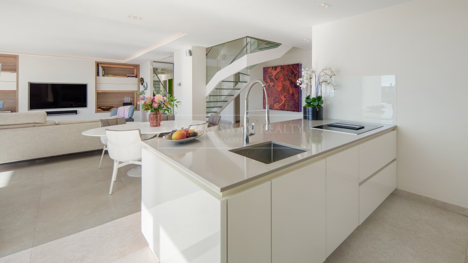Marbella Golden Mile, Contemporary Three-Bedroom Duplex Penthouse for Sale in Monte Paraiso, Marbella Golden Mile