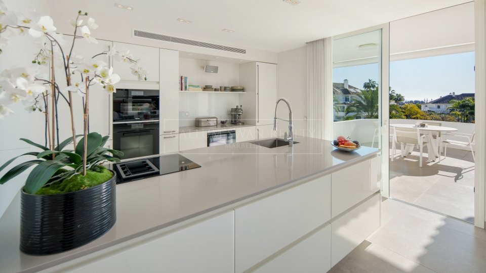 Marbella Golden Mile, Contemporary Three-Bedroom Duplex Penthouse for Sale in Monte Paraiso, Marbella Golden Mile