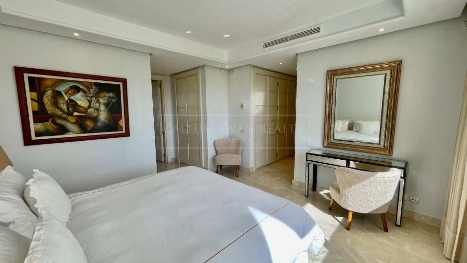 Marbella Golden Mile, Lovely corner apartment with sea views in La Trinidad, Marbella Golden Mile