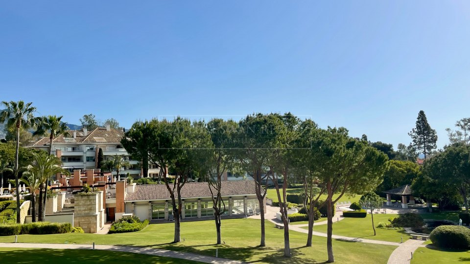 Marbella Golden Mile, Lovely corner apartment with sea views in La Trinidad, Marbella Golden Mile