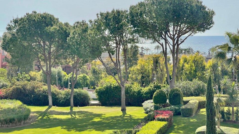 Marbella Golden Mile, Lovely corner apartment with sea views in La Trinidad, Marbella Golden Mile