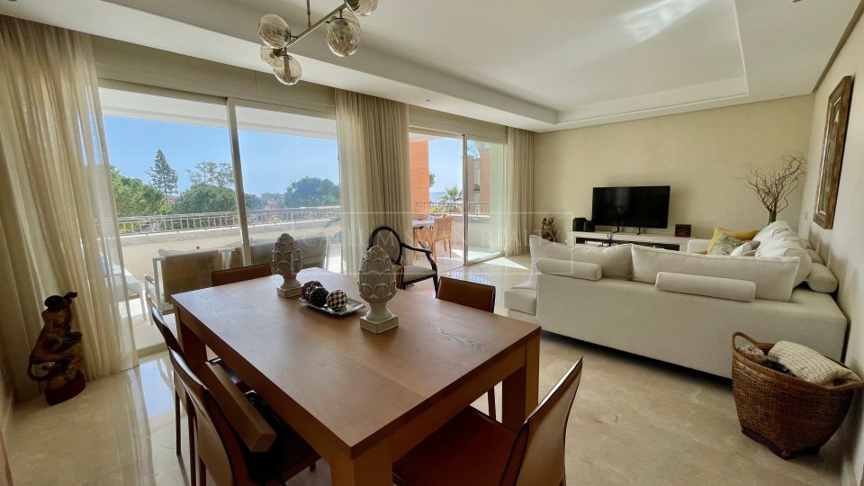 Marbella Golden Mile, Lovely corner apartment with sea views in La Trinidad, Marbella Golden Mile