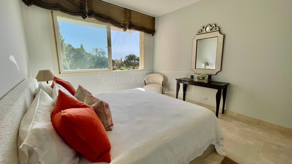 Marbella Golden Mile, Lovely corner apartment with sea views in La Trinidad, Marbella Golden Mile