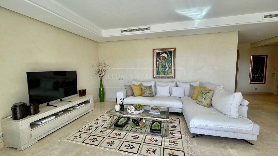 Marbella Golden Mile, Lovely corner apartment with sea views in La Trinidad, Marbella Golden Mile