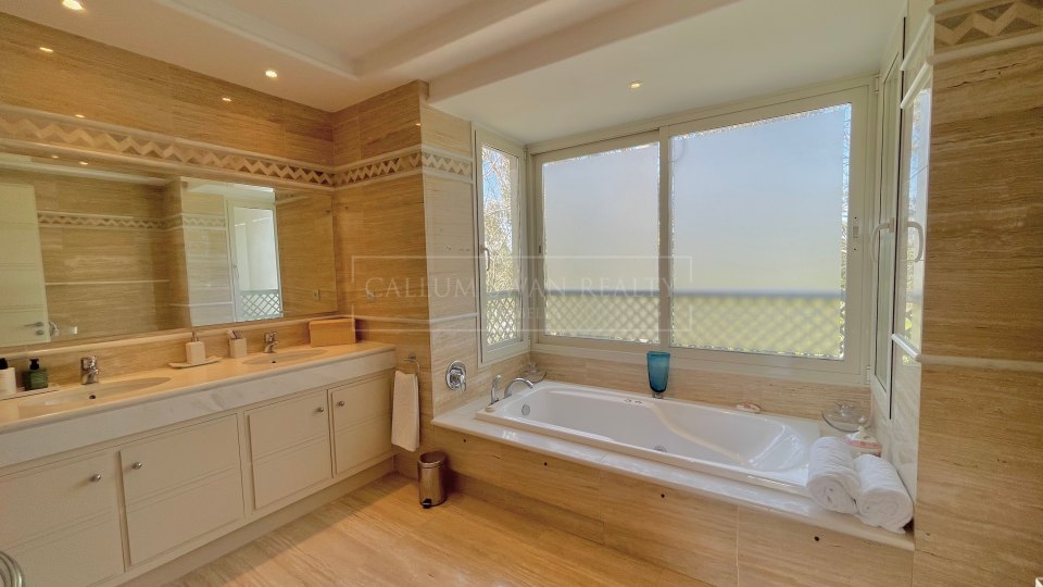 Marbella Golden Mile, Lovely corner apartment with sea views in La Trinidad, Marbella Golden Mile