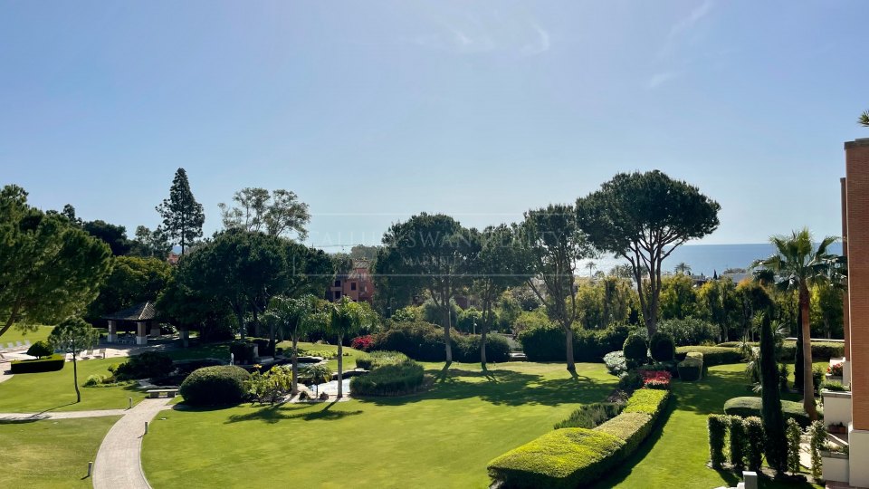 Marbella Golden Mile, Lovely corner apartment with sea views in La Trinidad, Marbella Golden Mile