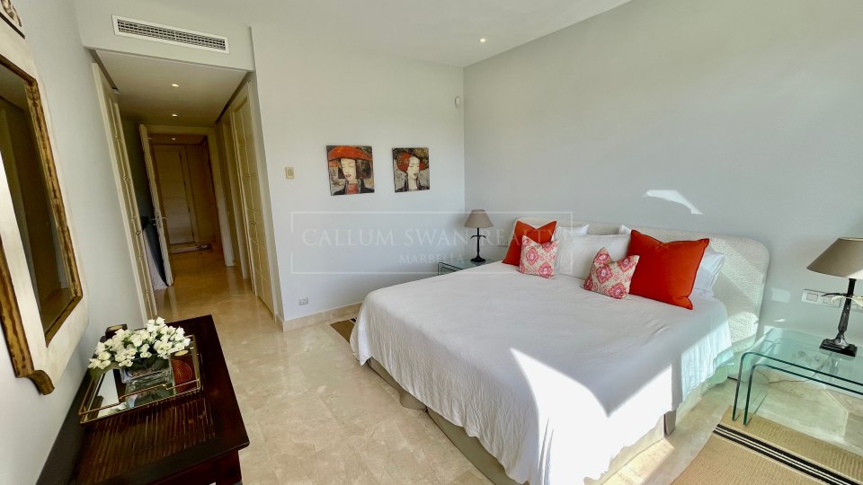 Marbella Golden Mile, Lovely corner apartment with sea views in La Trinidad, Marbella Golden Mile