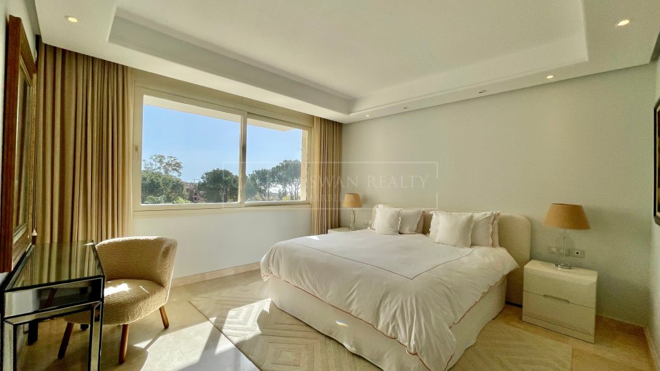 Marbella Golden Mile, Lovely corner apartment with sea views in La Trinidad, Marbella Golden Mile