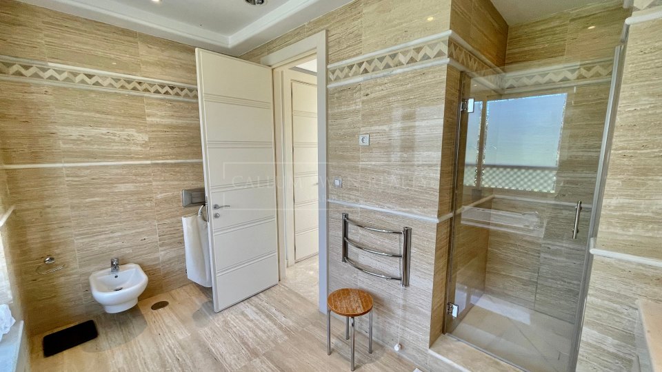 Marbella Golden Mile, Lovely corner apartment with sea views in La Trinidad, Marbella Golden Mile