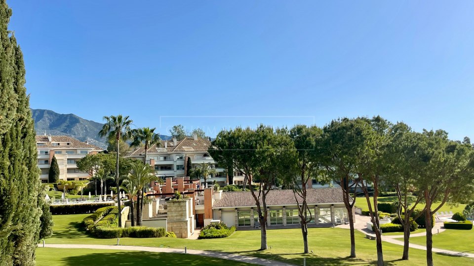 Marbella Golden Mile, Lovely corner apartment with sea views in La Trinidad, Marbella Golden Mile