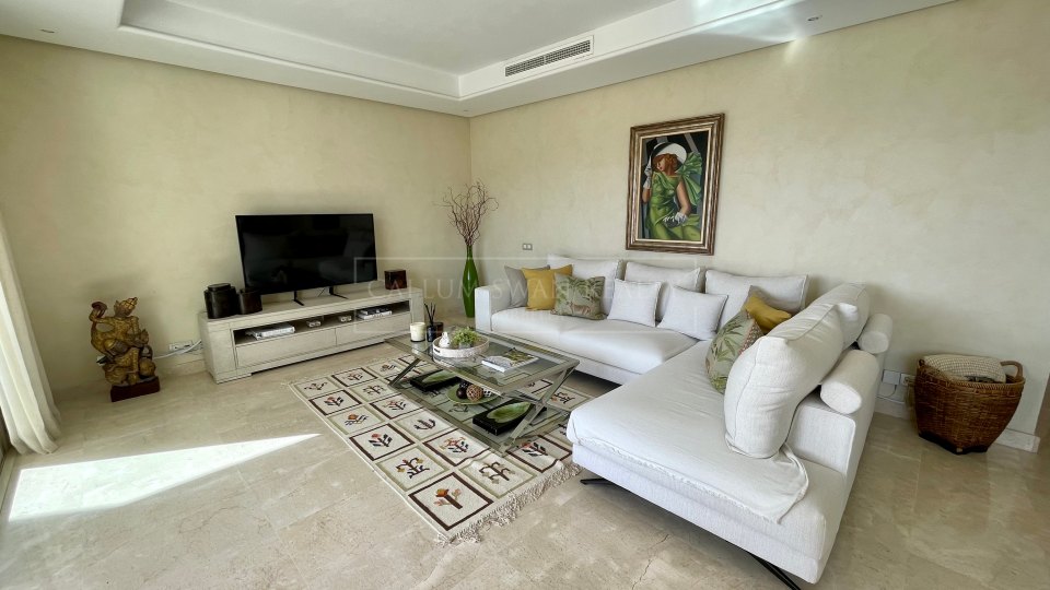 Marbella Golden Mile, Lovely corner apartment with sea views in La Trinidad, Marbella Golden Mile