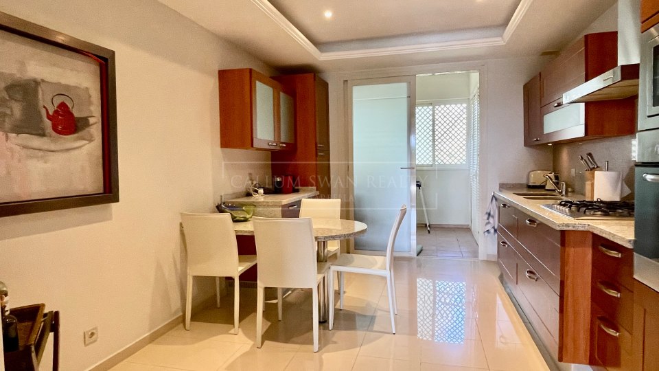 Marbella Golden Mile, Lovely corner apartment with sea views in La Trinidad, Marbella Golden Mile