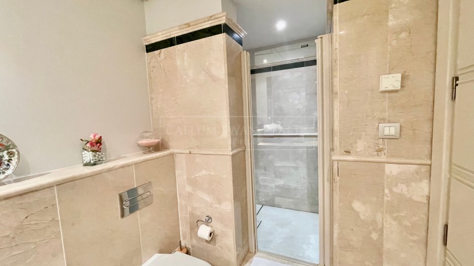 Marbella Golden Mile, Lovely corner apartment with sea views in La Trinidad, Marbella Golden Mile