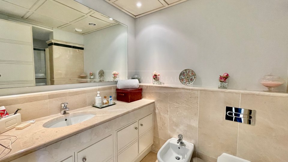 Marbella Golden Mile, Lovely corner apartment with sea views in La Trinidad, Marbella Golden Mile