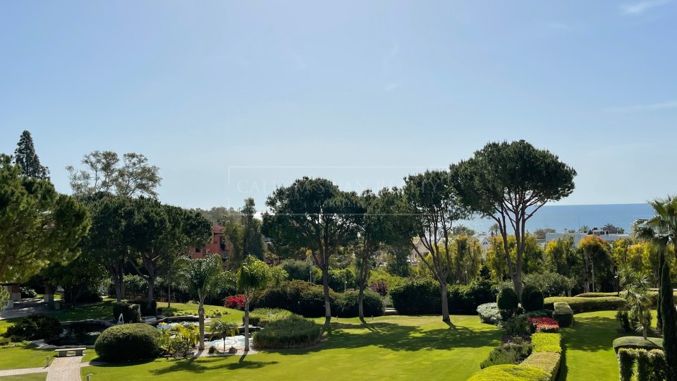 Marbella Golden Mile, Lovely corner apartment with sea views in La Trinidad, Marbella Golden Mile